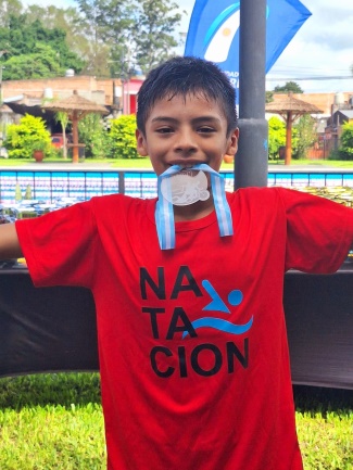 Benjamín mostrando sus medallas en Santiago del Estero