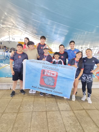 El equipo IND Tucumán con Benjamín en el reconocimiento nacional