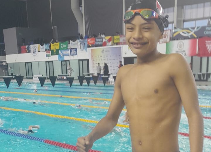 Benjamín al borde de la pileta tras competir en el Nacional de Buenos Aires