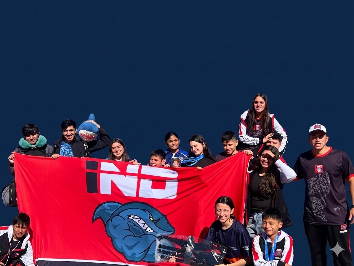 Benjamín Jerez junto a su equipo del Instituto de Natación y Deporte